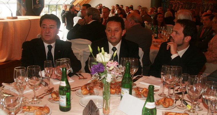 El presidente del Consejo, Dr. Miguel Navarro, sentado junto al gobernador y su vice: Celso Jaque y Cristian Racconto. Foto: Gentileza