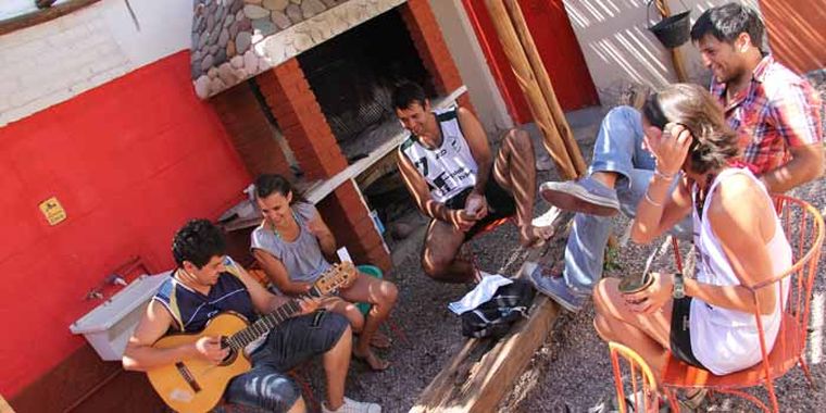 Jóvenes en el patio de un hostel Foto: Maggie Ojcius/ Mediamza.com
