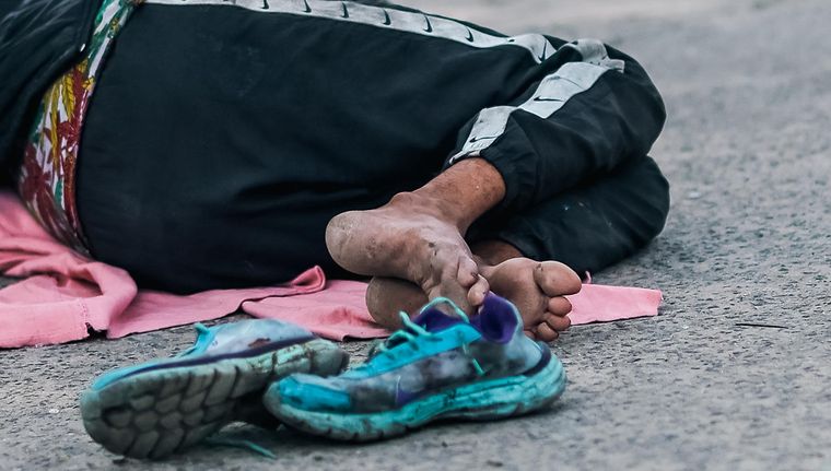 La propuesta es que si suben los índices de pobreza, bajen los sueldos estatales. Foto: EFE