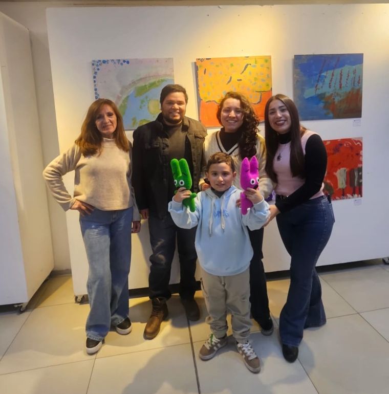 El pequeño artista Benjamín Ochoa junto a su familia: Carla Ochoa, Joana Ochoa, Alicia Figueroa y Bruno Ríos.