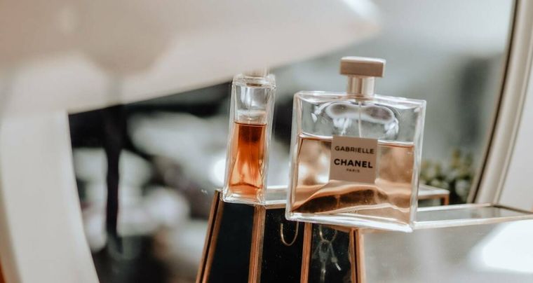 Las fragancias hablan tanto por nosotros como nuestra indumentaria. Foto: Vanitatis