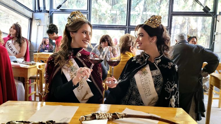 La reina y virreina de la Vendimia: Alejandrina Funes Napoletano y Sofía Perfumo. La reina y virreina de la Vendimia: Alejandrina Funes Napoletano y Sofía Perfumo.