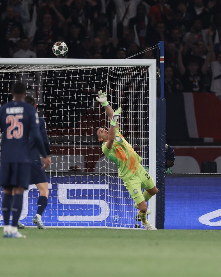 Un gigante de Europa volvió a la carga por el Dibu Martínez.