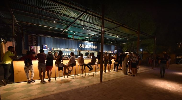 El joven disfrutaba en un local bailable y fue atacado al menos por diez personas