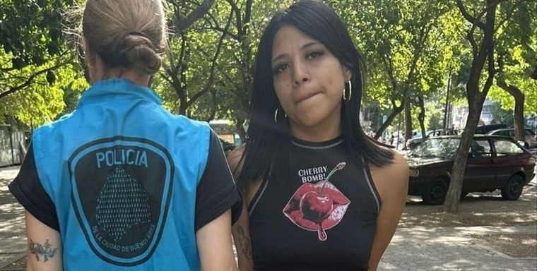 Agustina Aylén Fernández, una joven de 22 años, fue detenida por la Policía de la Ciudad en su puesto de panchos. Foto: Policía de la Ciudad