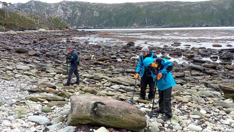 Investigadores y becarios del CONICET realizando la primera campaña arqueológica histórica sistemática en la Isla de los Estados ubicada a 230 kilómetros de Ushuaia. Investigadores y becarios del CONICET realizando la primera campaña arqueológica histórica sistemática en la Isla de los Estados ubicada a 230 kilómetros de Ushuaia.