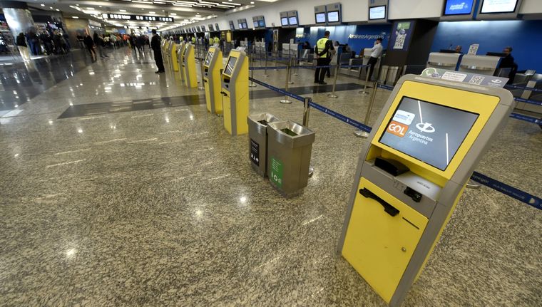 Muchos pasajeros lograron reprogramar su vuelo en el marco de la medida de fuerza de los gremios aeronáuticos. Foto: Juan Mateo Aberastain/MDZ