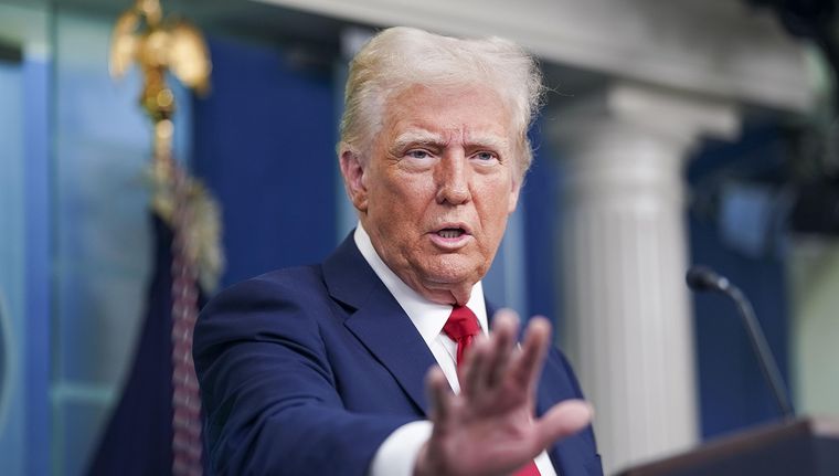 El presidente de Estados Unidos, Donald Trump, ordenó este lunes paralizar toda la ayuda a Ucrania Foto: EFE