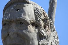 La estatua de Néstor Kirchner fue vandalizada.