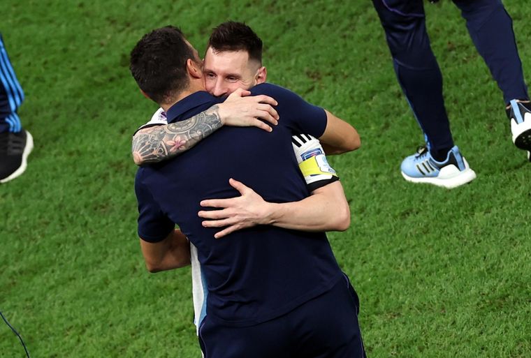 Messi y Scaloni en un abrazo eterno tras la clasificación de la Selección argentina. Foto: EFE