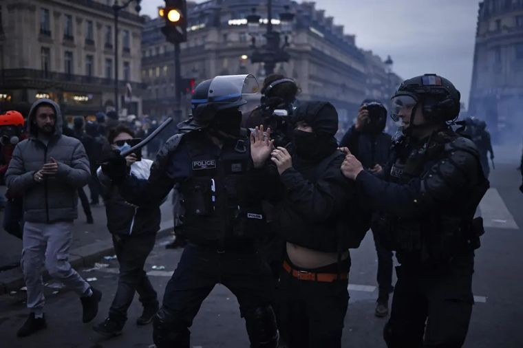 Policías franceses arrestan a un manifestante en París Foto: EFE