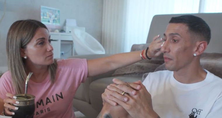 Jorgelina Cardoso le seca las lágrimas a Di María. Foto: Captura