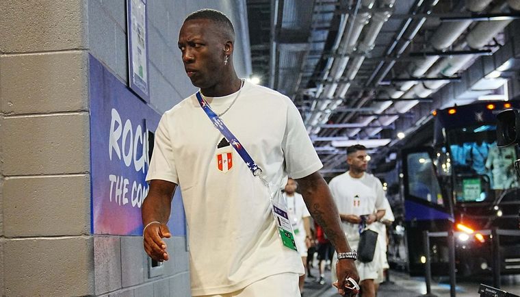 El capitán del seleccionado se retiró rengueando del estadio. Foto: Perú