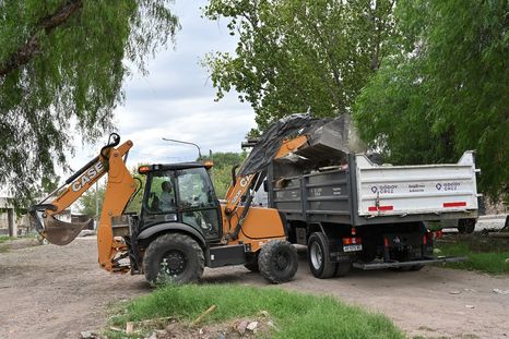 La Municipalidad de Godoy Cruz relocalizó a las familias y ahora desplegó un operativo de saneamiento.