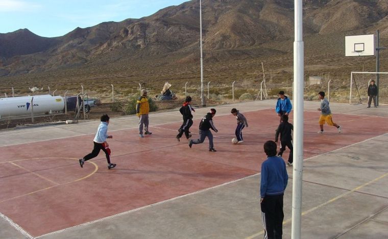 Educación física en las escuelas y deporte federado en los clubes, pueden ser complementarios, siempre y cuando se cuide la salud de los jóvenes. Educación física en las escuelas y deporte federado en los clubes, pueden ser complementarios, siempre y cuando se cuide la salud de los jóvenes.