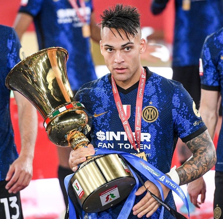 Lautaro con la Copa de Italia. Foto: @Comu_Racing