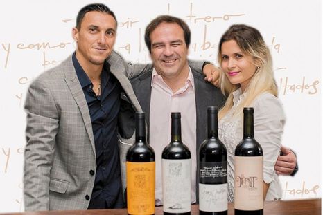 Nicolás Burdisso y Belén Soler Valle rodean a Bernardo Bossi Bonilla.