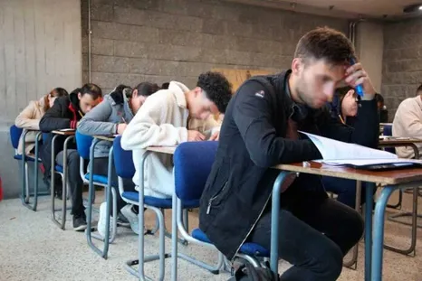 Muchos adolescentes cada año, entran en un discerinimiento vocacional. Muchos adolescentes cada año, entran en un discerinimiento vocacional.