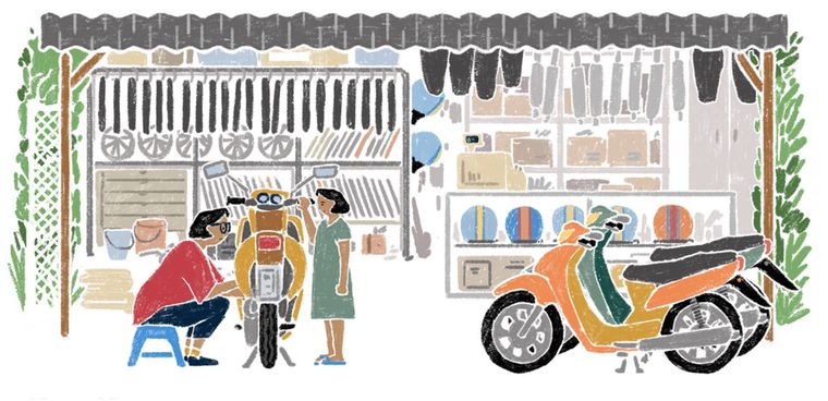 Una mecánica de motos transmitiendo sus conocimientos a la siguiente generación