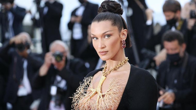 Bella Hadid sorprendió con su joya en forma de árbol de la firma Schiaparelli. Foto: Notiulti