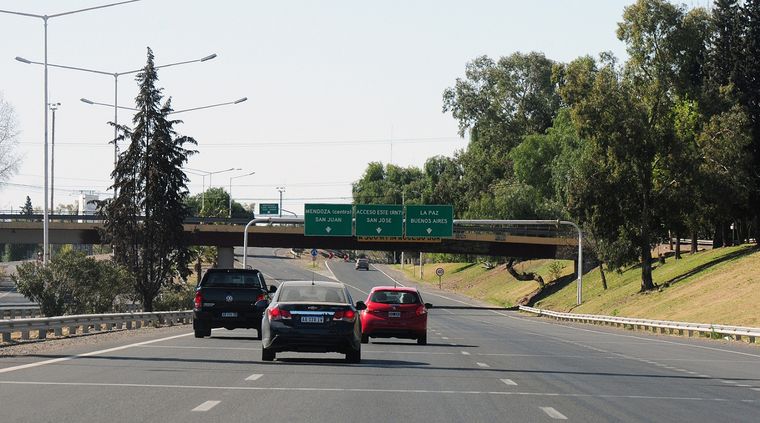 El Acceso Sur no cuenta con pasarelas peatonales en varios tramos de la ruta Foto: ALF PONCE MERCADO / MDZ