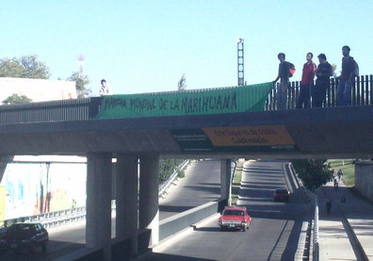 La bandera de la marcha en un puente del Parque Central. Foto: MDZ