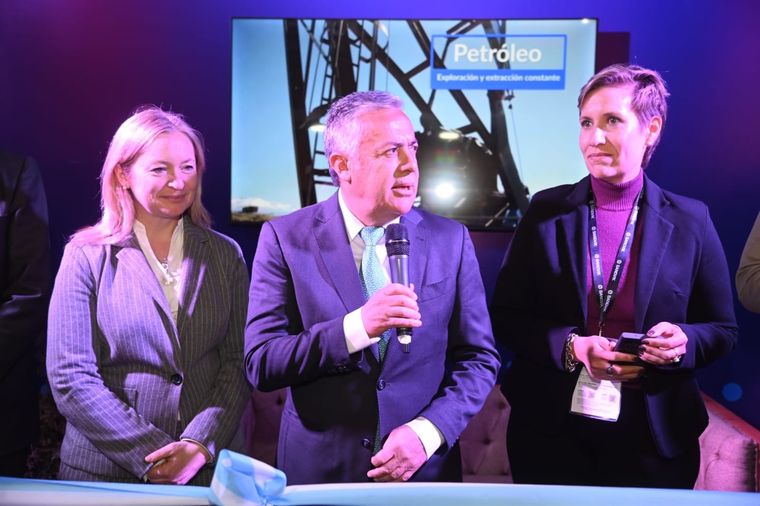 Alfredo Cornejo junto a Hebe Casado y Jimena Latorre. Foto: Gobierno de Mendoza
