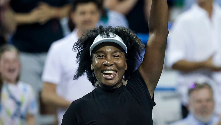 Venus Williams venció en dos sets a Peyton Stearns.