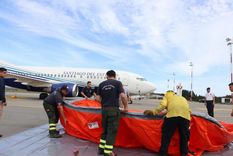 Los brigadistas preparan la carga de agua para el avión hidrante. Foto: Gobierno de Santiago del Estero