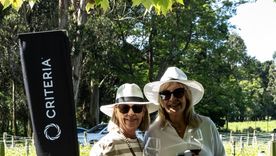 Nancy Estrada y Mirta Maglietta en la bodega Trapiche Costa y Pampa. Nancy Estrada y Mirta Maglietta en la bodega Trapiche Costa y Pampa.