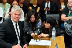 El abogado Fernando Burlando junto a Dalma y Giannina Maradona Foto: NA