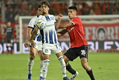 Ronaldo Martínez (77), delantero de Talleres, intenta cubrir el balón frente a la marca del defensor de Independiente, Sebastián Valdez (36). Ronaldo Martínez (77), delantero de Talleres, intenta cubrir el balón frente a la marca del defensor de Independiente, Sebastián Valdez (36).