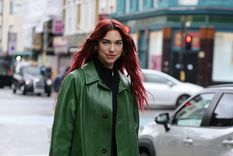 Dua Lipa define las nuevas ideas para combinar botas altas Foto: Vogue