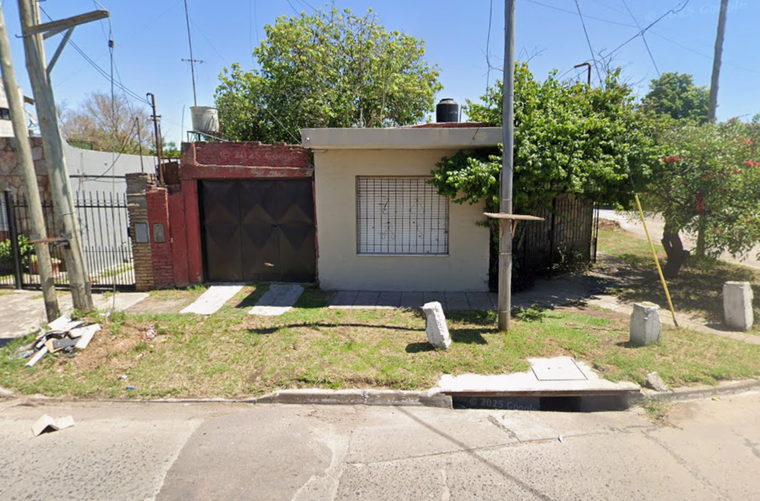 La fachada de la casa del horror donde ocurrió el triple crimen de Florencio Varela.
