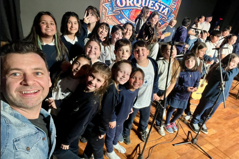 El profesor de música Pablo Andrés Parente junto a sus alumnos de 5° y 6° del colegio Santa Rosa de Viterbo y el coro de la escuela San Carlos, de la provincia de Santa Fe. El profesor de música Pablo Andrés Parente junto a sus alumnos de 5° y 6° del colegio Santa Rosa de Viterbo y el coro de la escuela San Carlos, de la provincia de Santa Fe.