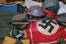 En el allanamiento, los oficiales incautaron un uniforme de la Segunda Guerra Mundial con simbología nazi Foto: Policía Federal Argentina