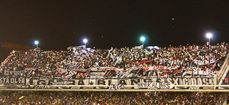 Los hinchas de Colo Colo llegaron en gran número a la Bombonera.