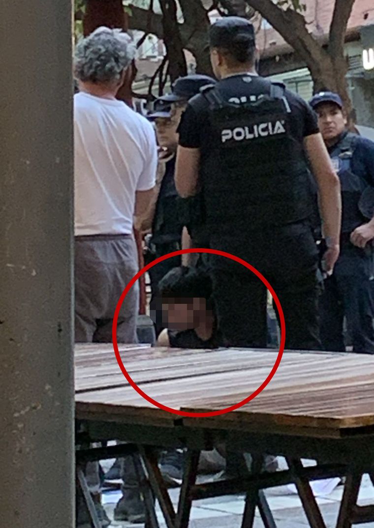 El hombre fue esposado y luego trasladado a una dependencia policial. El hombre fue esposado y luego trasladado a una dependencia policial.