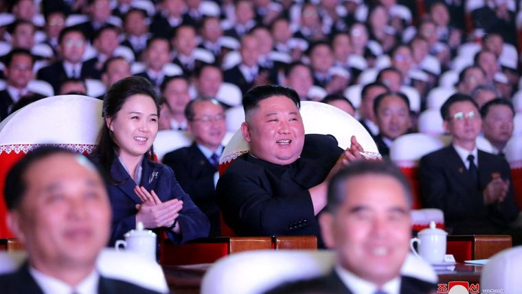 Kim Jong-un y su esposa Ri Sol-ju en el Teatro de Bellas Artes Mansudae en Pionyang.