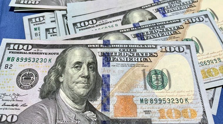 El dólar blue se disparó y hay expectativas por lo que pueda pasar el lunes 11 Foto: ALF PONCE MERCADO / MDZ