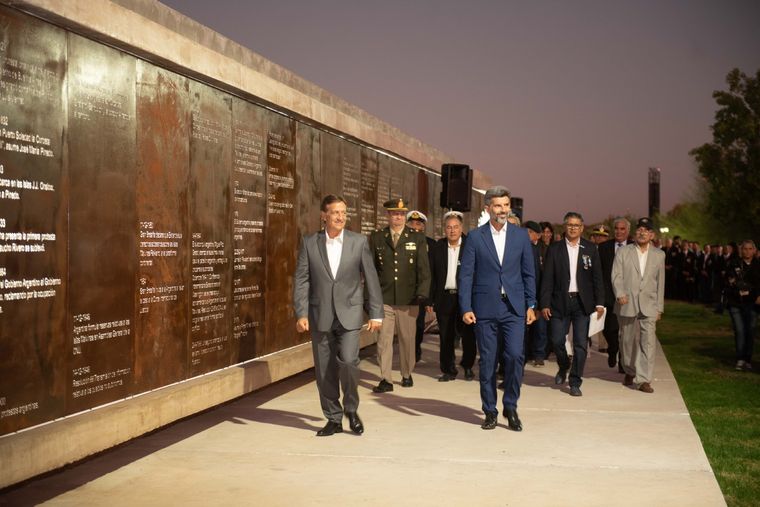 Rodolfo y Ulpiano Suarez participaron de la inauguración de la obra homenaje a los ex combatientes de Malvinas Foto: Prensa Gobierno