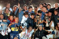 Carlos Capella, a la izquierda, abrazado por Carlos Ischia, tras ganarle la Intercontinental 2000 a Real Madrid. Foto: Archivo