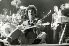 En Chile admiten que Charly García abrió las puertas para el desorrollo del rock nacional de ese país. Nunca había presentado canciones de Serú Girán y Sui Generis. El momento esperado llegó el 3 de agosto de 1984 en un cine teatro de Santiago, con cinco recitales a sala llena y tocando No llores por mí Argentina (Serú Girán) y Canción para mi muerte (Sui Generis), más sus éxitos de Yendo de la cama al living, Clips modernos y Piano bar. Foto: Gentileza latercera.com. En Chile admiten que Charly García abrió las puertas para el desorrollo del rock nacional de ese país. Nunca había presentado canciones de Serú Girán y Sui Generis. El momento esperado llegó el 3 de agosto de 1984 en un cine teatro de Santiago, con cinco recitales a sala llena y tocando No llores por mí Argentina (Serú Girán) y Canción para mi muerte (Sui Generis), más sus éxitos de Yendo de la cama al living, Clips modernos y Piano bar. Foto: Gentileza latercera.com.
