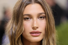 Hailey Bieber deslumbra con su belleza y demuestra ser un icono de la moda Foto: Instagram @haileybieber