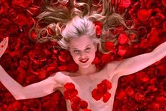 Mena Suvari en su icónica imagen de Belleza Americana, en 1999 y con apenas 20 años.