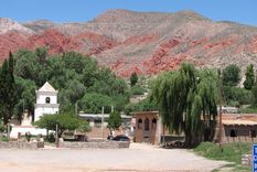 Uquía conserva una de las imágenes más particulares de la Quebrada, con su iglesia colonial recortada sobre el paisaje jujeño.
