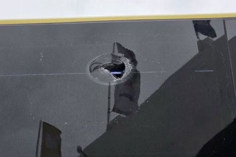 El micro de Lanús fue apedreado por hinchas de la U. de Chile camino al Estadio Nacional. El micro de Lanús fue apedreado por hinchas de la U. de Chile camino al Estadio Nacional.