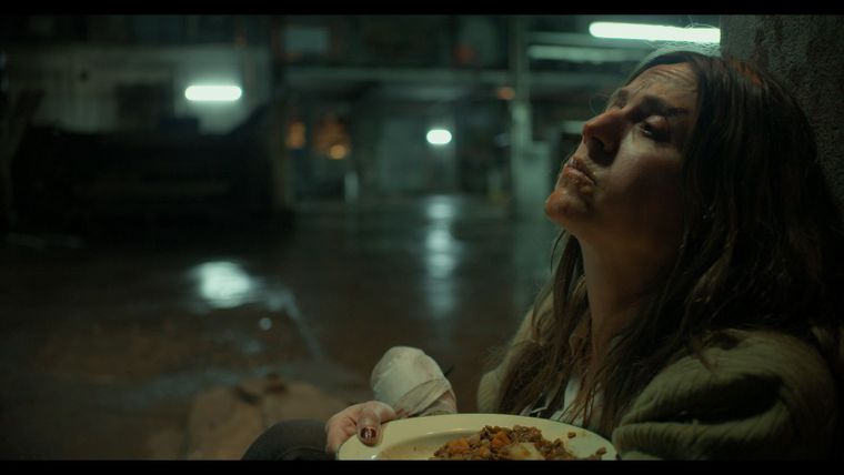 Julia (Itziar Ituño) ejecuta el concepto de pensamiento lateral para intentar salir sana y salva de la situación extrema que atraviesa. Julia (Itziar Ituño) ejecuta el concepto de pensamiento lateral para intentar salir sana y salva de la situación extrema que atraviesa.