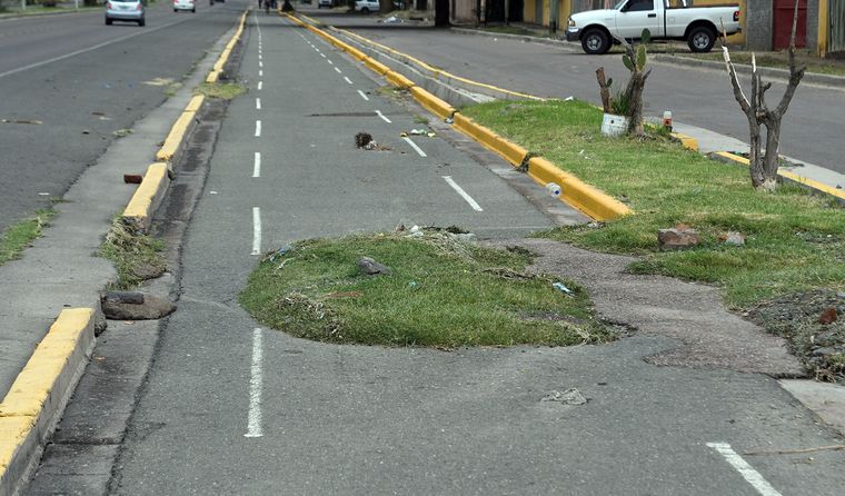 Pozos, maleza y sectores sin asfalto forman parte de un escenario que complica la circulación en distintas ciclovías mendocinas. Pozos, maleza y sectores sin asfalto forman parte de un escenario que complica la circulación en distintas ciclovías mendocinas.