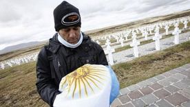 Luis Escudero, maratonista que ganó la carrera de Malvinas en 2012, visitando el Cementerio de Darwin. Luis Escudero, maratonista que ganó la carrera de Malvinas en 2012, visitando el Cementerio de Darwin.